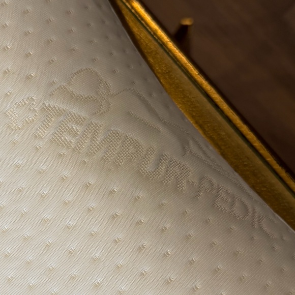 Tempur-Pedic Curve Pillow - Picture 2 of 3